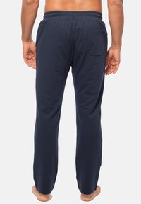 Heren navyblauwe relaxte broek van zachte katoen, met een trekkoord in de taille en een enkele achterzak.