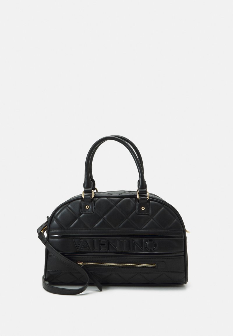 Schwarze Lederhandtasche mit gestepptem Rautenmuster, goldenen Hardware, doppelten Griffen, abnehmbarem Schulterriemen und einer vorderen Reißverschlusstasche.