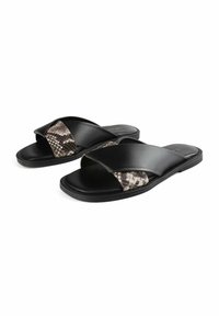 Infradito nere con un design a strap incrociato e un accento in stampa serpente texturizzata. Realizzate in materiale sintetico con suola piatta.