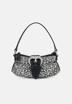 Sac à main noir avec des clous argentés couvrant sa surface, une grande boucle argentée à l’avant et une seule poignée arquée.