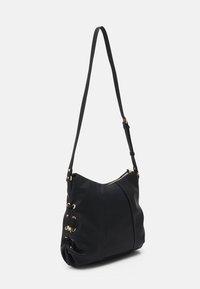 Borsa a spalla nera in pelle con forma curva, dettagli in metallo dorato e finitura texturizzata. Dotata di tracolla regolabile e chiusura a zip.