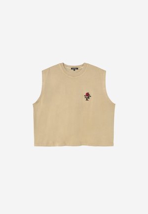 Beige mouwloze cropped top met ronde hals en kleine rode rozenborduursel op de linkerborst.