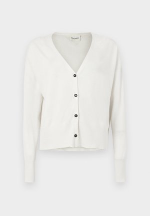 Biely kardigán s výstrihom do V, dlhými rukávmi a štyrmi tmavými gombíkmi na prednej strane, zobrazený na jednoduchom pozadí.