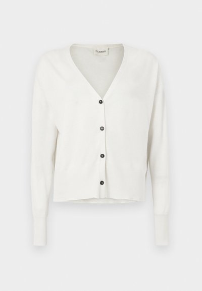 Λευκή ζακέτα με V λαιμόκοψη, μακριά μανίκια και τέσσερα σκούρα κουμπιά μπροστά, παρουσιάζεται σε απλό φόντο.