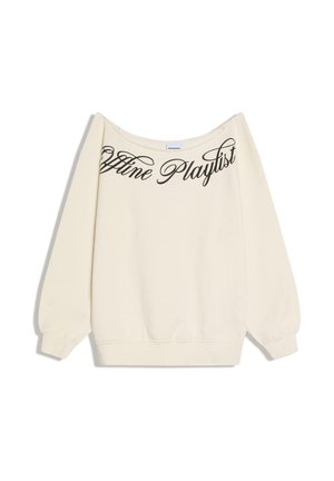 Kremfarvet off-shoulder sweatshirt med lange ærmer og sort kursiv tekst "Wine Playlist" på brystet.