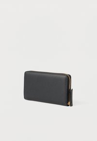 Čierna kožená peňaženka so zipsovým uzáverom, obdĺžnikového tvaru, textúrovaným povrchom a zlatým zipsom. Kompaktný a funkčný dizajn.