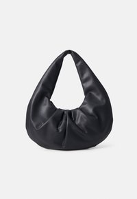Sac hobo en cuir noir souple avec des détails froncés et une seule large bandoulière, présenté sur un fond blanc uni.