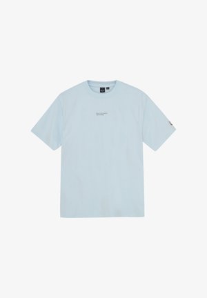 Helles blaues Baumwoll-T-Shirt mit kurzen Ärmeln, Rundhalsausschnitt und dezentem Text auf der Vorderseite. Verziert mit einem Logo auf dem linken Ärmel.