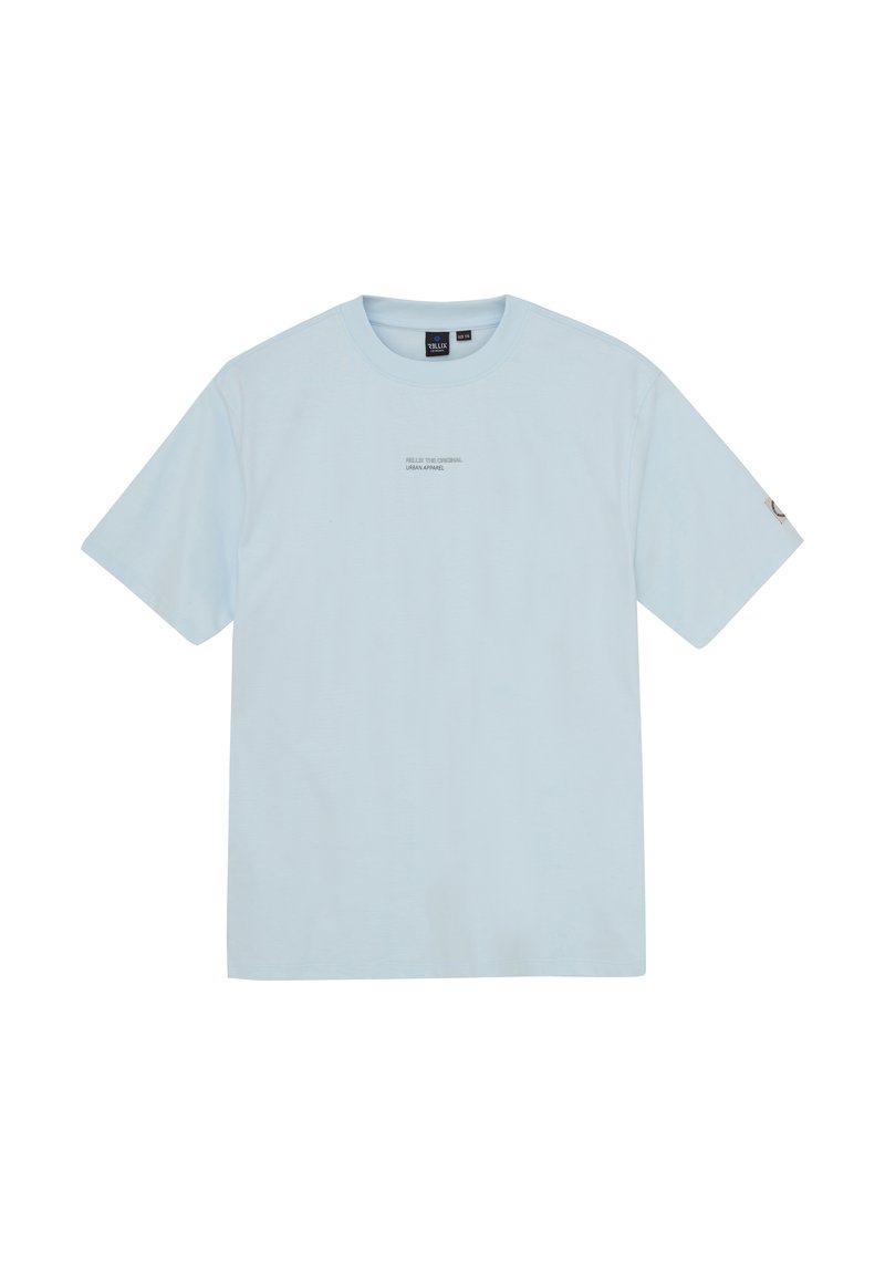 Lyseblå bomulds-T-shirt med korte ærmer, rund hals og diskret tekst foran. Har et logo på venstre ærme for detalje.