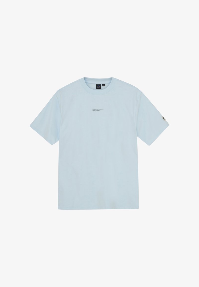 T-shirt en coton bleu clair avec manches courtes, col rond et texte subtil à l'avant. Présente un logo sur la manche gauche pour le détail.