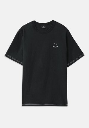 T-shirt in cotone nero con maniche corte, scollo a girocollo e dettagli in cucitura bianca. Include una piccola grafica sul petto.