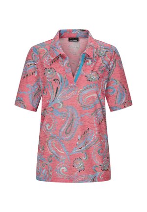 Roze poloshirt met korte mouwen, versierd met blauw-grijze paisley patronen en een V-halskraag met blauwe bies.