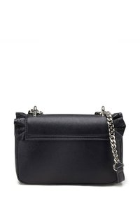 Borsa a tracolla in pelle nera con superficie texturizzata, tracolla a catena e dettagli a volant sui lati. Forma rettangolare con tasca frontale.