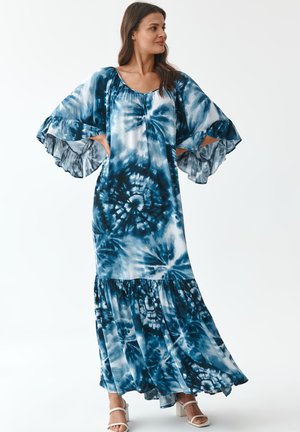 Blaues Batik-Maxikleid mit rüschengesäumtem Saum und weiten Ärmeln, ausgestattet mit einem runden Ausschnitt und fließender Stoffstruktur.