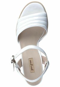 Sandali bianchi dal design elegante, con tre cinturini orizzontali, una fascia alla caviglia regolabile e un materiale superiore testurizzato.