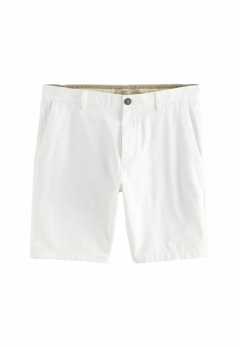 Pantalones cortos de algodón blancos con frente plano, dos bolsillos laterales y un cierre de botón. Textura suave, diseño de longitud a la rodilla.