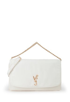 Sac à bandoulière en cuir blanc avec sangle chaîne dorée et logo doré "V 7 3" sur le rabat avant, design minimaliste.