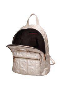 Zaino imbottito beige con chiusure a zip, motivo a spirale intrecciato, doppie spalline regolabili e una piccola tasca frontale. L'interno è di colore marrone scuro.