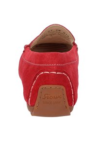 Rote Wildlederschuhe mit abgerundetem Rücken und genähten Akzenten. Braune Gummisohle mit eingeprägtem Markenlogo. Glattes Innenfutter sichtbar.
