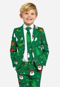 Zaļā uzvalkā ir svētku motīvi ar Ziemassvētku vecīti, Ziemassvētku eglītēm un sniega pārslām. Iekļauts saskaņota kaklasaite un balta kreklā.