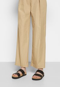 Monki Chinelos - black