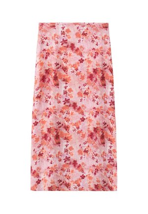 Bufanda rectangular rosa con un patrón floral en tonos de rojo, coral y naranja sobre un fondo rosa claro.