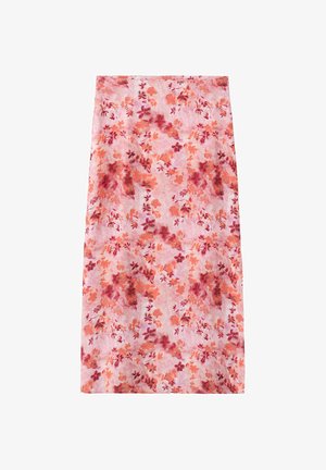 Bufanda rectangular rosa con un patrón floral en tonos de rojo, coral y naranja sobre un fondo rosa claro.