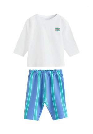 Wit shirt met lange mouwen met een kleine busafbeelding, gecombineerd met blauwe shorts met verticale turquoise en witte strepen.