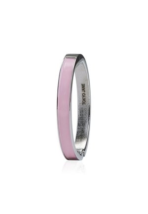 Silberarmband mit einem glatten, glänzenden rosa Emailleband. Die Innenseite hat ein strukturiertes Silber-Finish, das mit "TOKYO JANE" graviert ist.