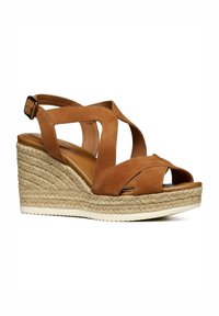 Sandali wedge in suede marrone con piattaforma in juta intrecciata, punta aperta e cinturini incrociati con fibbia regolabile alla caviglia.