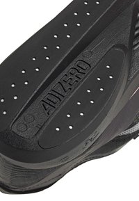 Fekete atlétikai cipőtalp, rajta az "ADIZERO®" domborított felirattal, texturált gumival, szellőzőlyukakkal és áramvonalas kialakítással a könnyű teljesítmény érdekében.