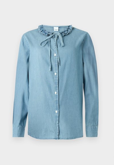 Ανοιχτό μπλε τζιν πουκάμισο με μακριά μανίκια, κουμπιά μπροστά, γιακά με βολάν και λεπτομέρεια με κορδέλα στον λαιμό.