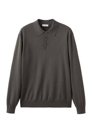 Polo de manga larga en gris oscuro con cuello clásico, tapeta de tres botones, puños acanalados y una textura lisa de punto.