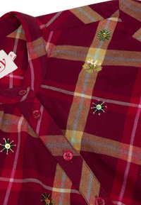 Rood en geruite blouse met een button-up kraag, voorzien van decoratieve borduursels in groen, roze en geel. Zachte stof met een gestructureerde afwerking.