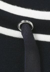 Marineblaues Strickgewebe mit weißen horizontalen Streifen und einem marineblauen Kordel durch ein silbernes Metall-Ösen.