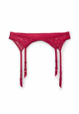 Červený krajkový podvazkový pás s nastavitelnými saténovými popruhy a vroubkovanými okraji na bílém pozadí.