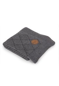 Szary wełniany koc z wzorem w diamenty i teksturowanym paskiem. Po jednej stronie naszyta jest okrągła skórzana łatka.