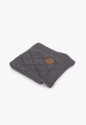 Szary wełniany koc z wzorem w diamenty i teksturowanym paskiem. Po jednej stronie naszyta jest okrągła skórzana łatka.