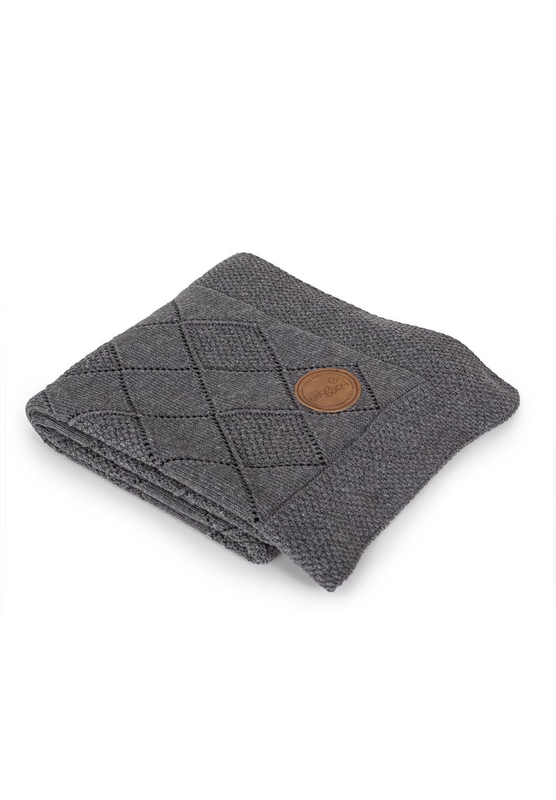 Szary wełniany koc z wzorem w diamenty i teksturowanym paskiem. Po jednej stronie naszyta jest okrągła skórzana łatka.