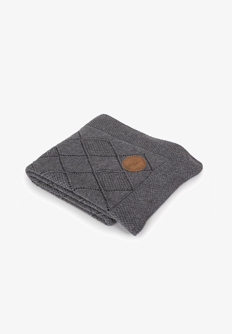 Szary wełniany koc z wzorem w diamenty i teksturowanym paskiem. Po jednej stronie naszyta jest okrągła skórzana łatka.