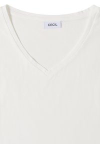 T-shirt blanc à col en V avec une étiquette blanche cousue à l’intérieur du col au dos indiquant "CECIL".