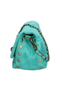 Borsa in suede color teal con tracolla a catena, borchie dorate e finitura strutturata. Il design è compatto con una patta piegata.