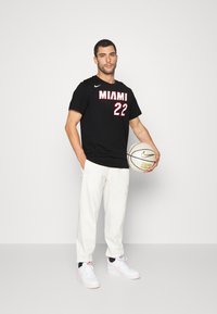 Nike Performance NBA JIMMY BUTLER MIAMI HEAT NAME & NUMBER TEE - Klubu apģērbs - black