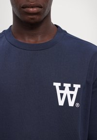 DOUBLE A BY W.W. NOT TO BE TRUSTED UNISEX - Print T-shirt - dark navy