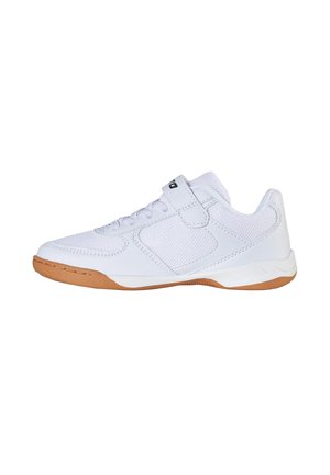 Weißer Sportschuh mit brauner Gummisohle, Mesh- und synthetischem Obermaterial, Schnürverschluss vorne und einem Klettverschluss oben.