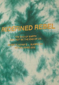 Camiseta de algodón con un patrón de tie-dye en verde y crema. Texto en naranja que dice "REDEFINIDO REBELDE" y otros detalles abajo.