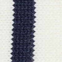 Strikket tekstil med en hvit bakgrunn og en fremtredende mørk marineblå sikksakkstripe som går vertikalt. Teksturen ser jevn og myk ut.