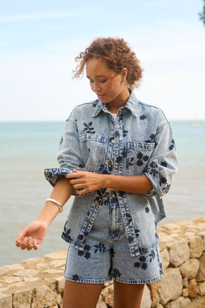 Kaffe Farmerdzseki - blue denim w  navy flower emb.