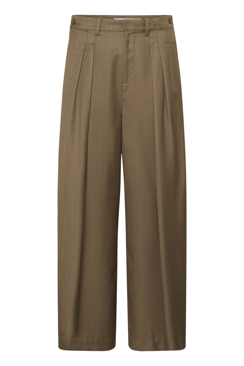 Pantalon marron à jambes larges avec plis à l'avant, passants de ceinture et boutons latéraux sur la ceinture, fabriqué en tissu texturé.