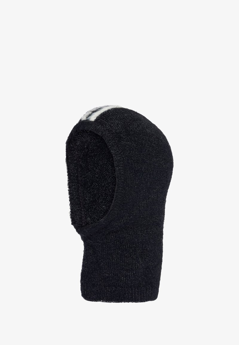 Čierna pletená balaklava s jemným, textúrovaným interiérom. Má tesné sedenie a zaoblený tvar, s jemnými bielymi pruhmi.